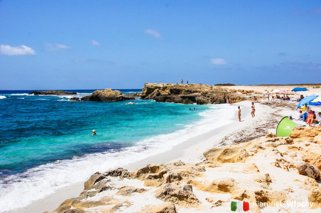 plaża Su Crastu Biancu to kolejna urokliwa plaża, do której z kempingu Bella Sardinia można dojechać w niespełna pół godziny (fot. Łukasz Ropczyński, kierunekwlochy.pl)