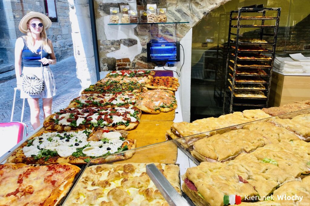 gdzie zjeść w Bergamo najlepszą pizzę na kawałki? W Il Fornaio, tuż obok Piazza Vecchia (fot. Łukasz Ropczyński, kierunekwlochy.pl)
