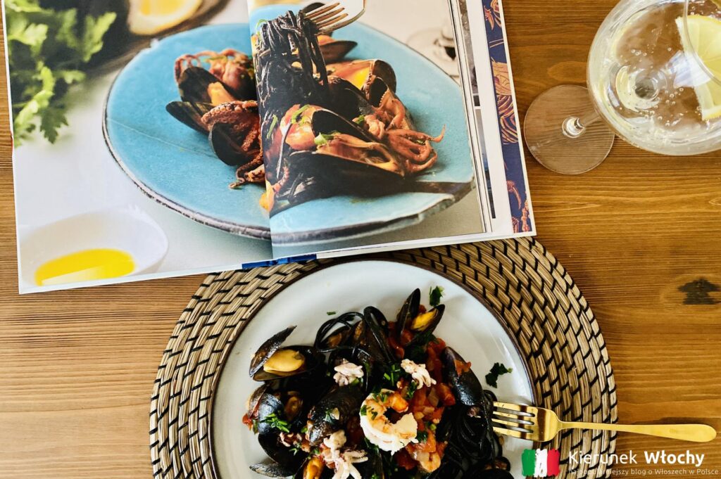 czarne linguine z owocami morza, które przygotowaliśmy według przepisu z książki "Farina. Kuchnia śródziemnomorska" (fot. Łukasz Ropczyński, kierunekwlochy.pl)