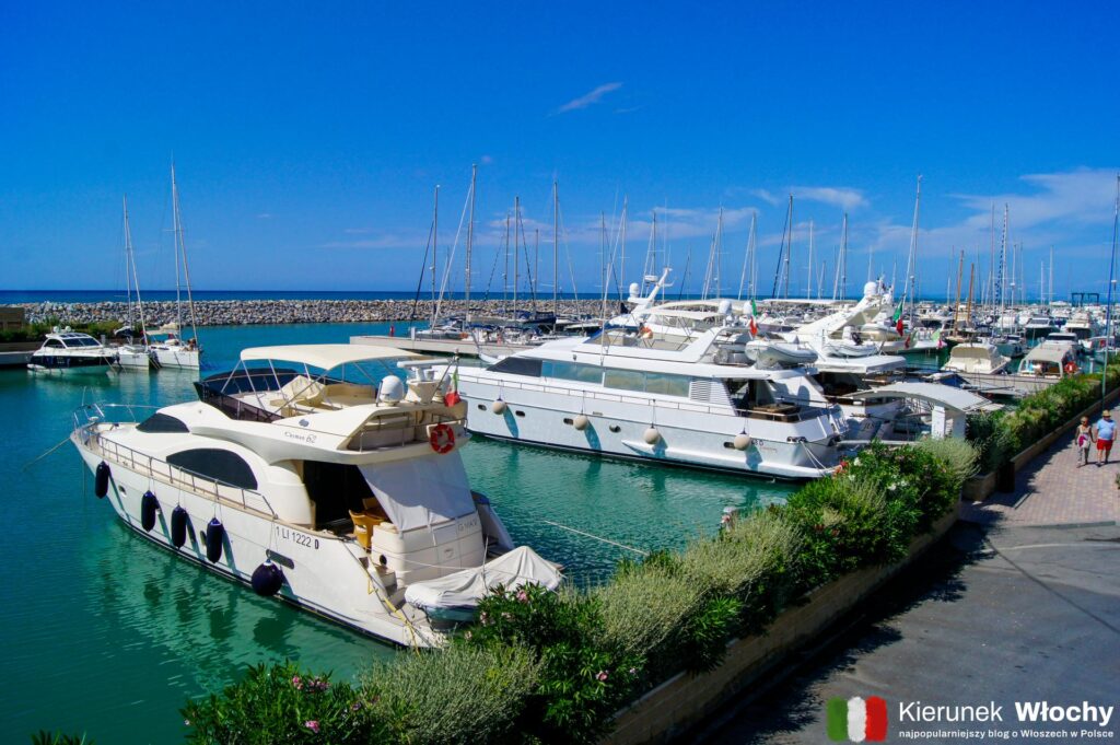 nowoczesna marina jachtowa w San Vincenzo, Toskania, Włochy (fot. Łukasz Ropczyński, kierunekwlochy.pl)