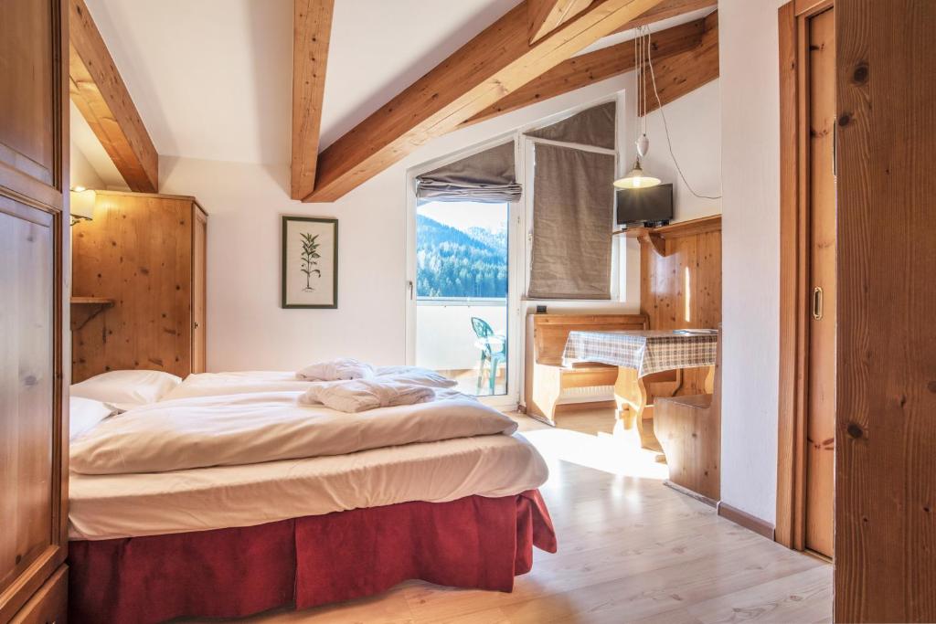 pokój w Hotelu Sporting w San Martino di Castrozza (fot. materiały Volare Travel)