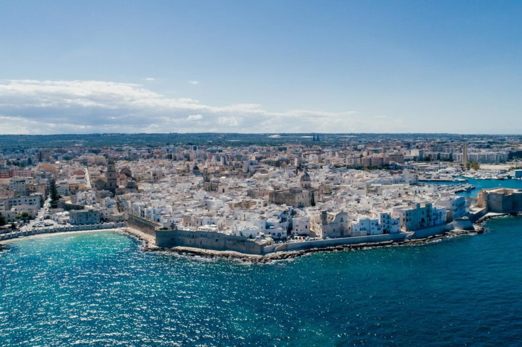 Monopoli położone jest w środkowej Apulii, bezpośrednio nad Adriatykiem - w materiałach marketingowych miasto reklamuje się jako "serce Apulii"