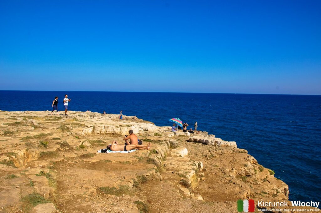 skała Piettra Piata, która jest punktem widokowym, ale też miejscem relaksu, Polignano a Mare, Apulia, Włochy (fot. Łukasz Ropczyński, kierunekwlochy.pl)