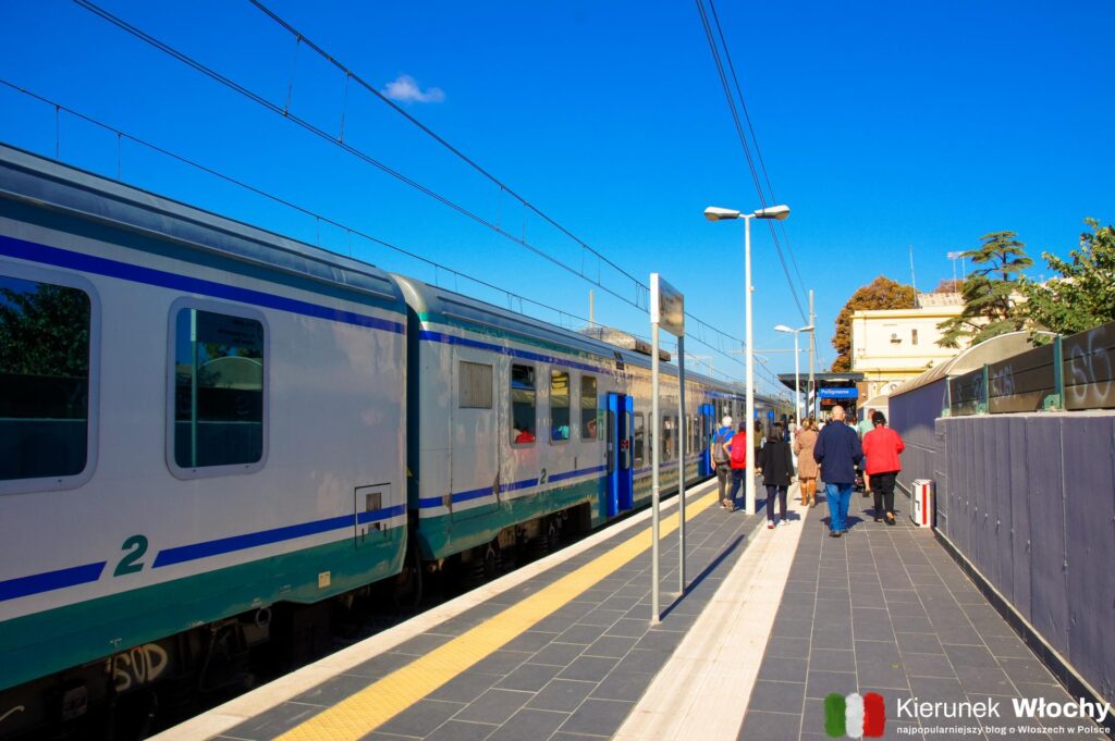 stacja kolejowa w Polignano a Mare ma wiele połączeń z sąsiednimi Bari i Monopoli w Apulii (fot. Łukasz Ropczyński, kierunekwlochy.pl)