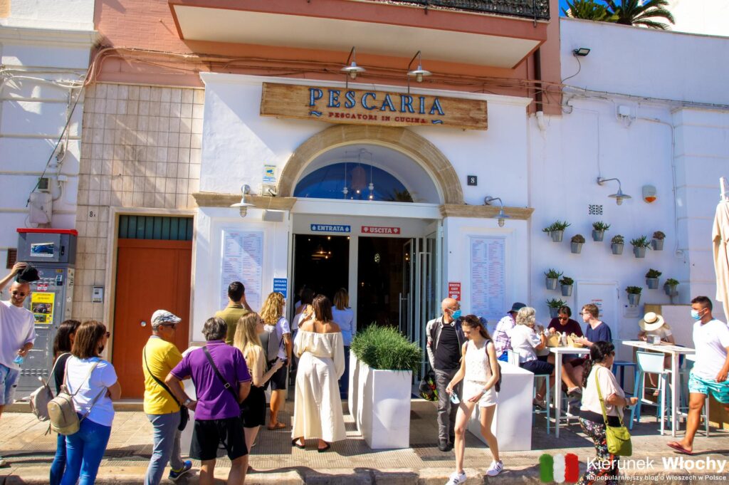 kolejka przed restauracją Pescaria w Polignano a Mare, Apulia, Włochy (fot. Łukasz Ropczyński, kierunekwlochy.pl)