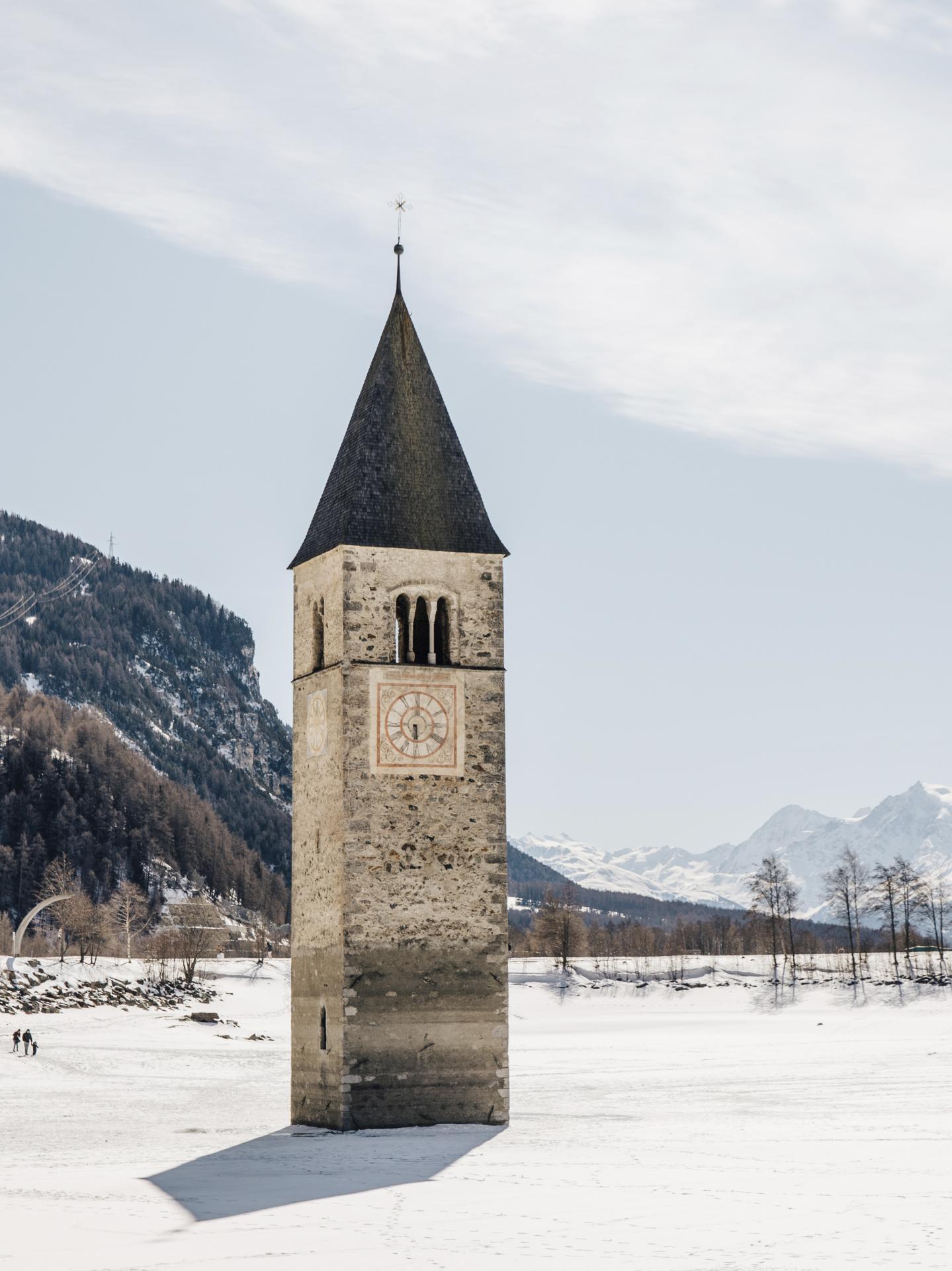 zamarznięte Lago di Resia, Południowy Tyrol, Włochy zimą (fot. IDM Südtirol-Alto Adige / Benjamin Pfitscher)