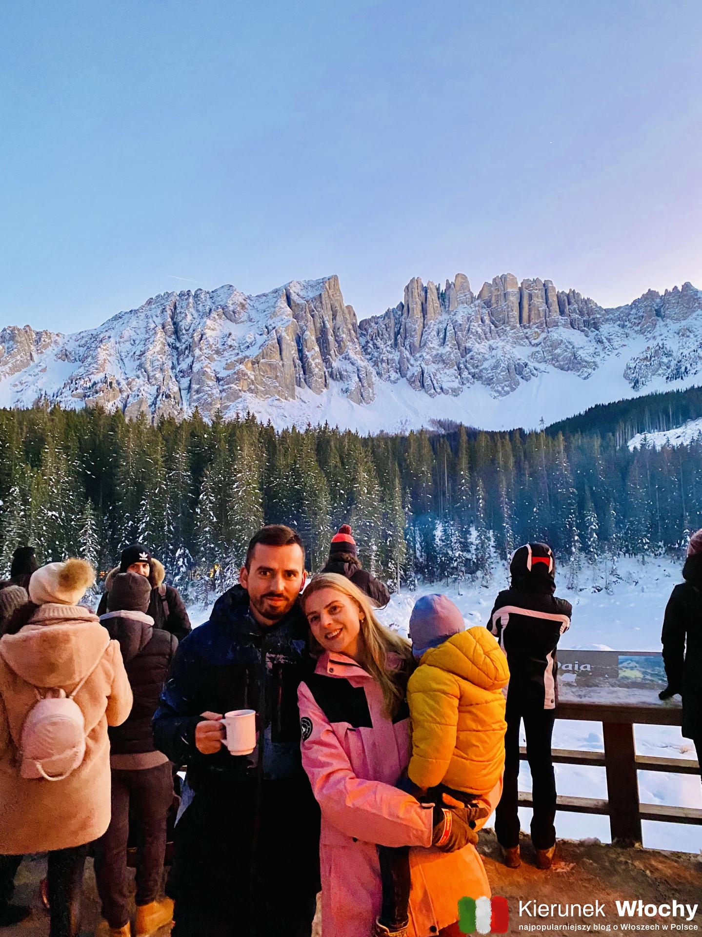 świąteczny jarmark nad Lago di Carezza, Val d’Ega, Południowy Tyrol, Włochy zimą (fot. Natan Ropczyński, kierunekwlochy.pl)