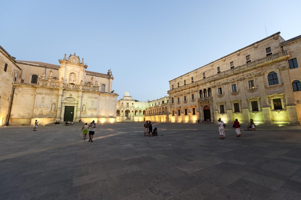 wczesny wieczór na Piazza del Duomo w Lecce - w mieście nie ma tłumu turystów