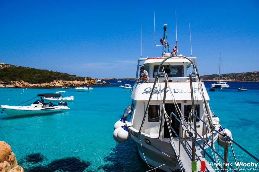 codziennie rano na archipelag La Maddalena wypływają łodzie wycieczkowe z Palau i Cannigione (fot. Łukasz Ropczyński, kierunekwlochy.pl)