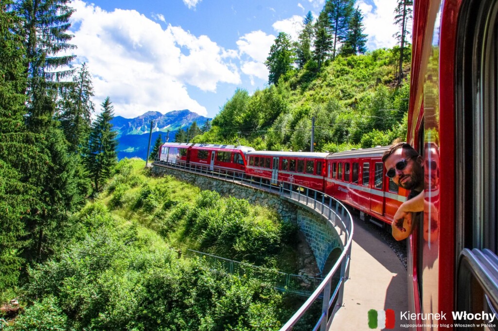pociągi regionalne jeżdżą po tej samej trasie co Bernina Express, ale w ich wagonach starszego typu otwierają się okna - można więc zrobić ładniejsze zdjęcia (fot. Joanna Ropczyńska, kierunekwlochy.pl)