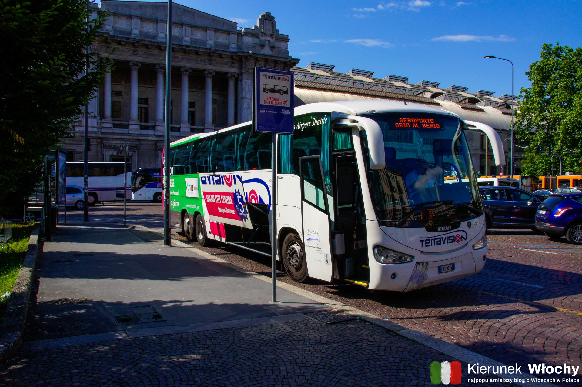 Autobus z lotniska w Bergamo do Mediolanu - porady praktyczne. Na zdjęciu autobus Terravision, który z przed dworca w Mediolanie odjeżdża na lotnisko w Bergamo (fot. Łukasz Ropczyński, kierunekwlochy.pl)