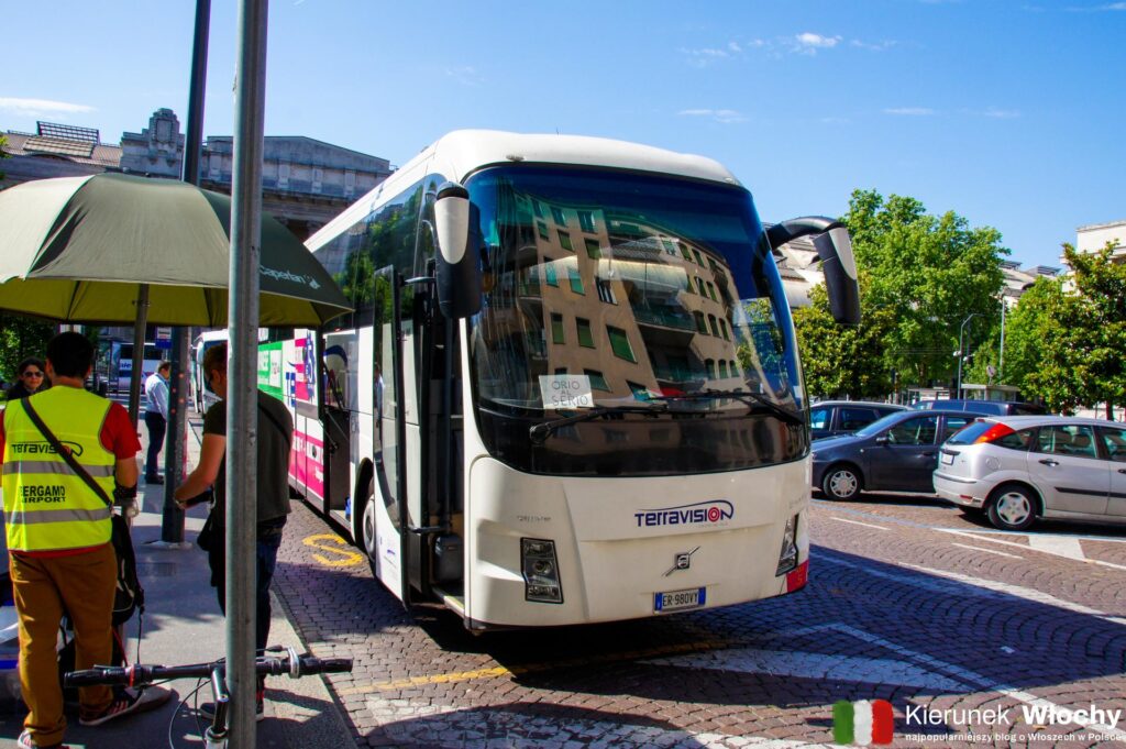 autobus z lotniska w Bergamo do Mediolanu - na zdjęciu autobus Terravision, który przyjechał właśnie z lotniska w Bergamo na dworzec w Mediolanie (fot. Łukasz Ropczyński, kierunekwlochy.pl)