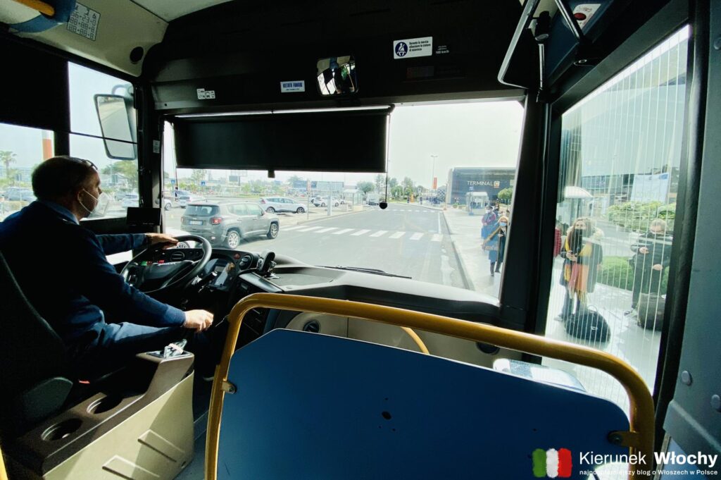 Jak dojechać z lotniska w Katanii do Taorminy? Na zdjęciu autobus Interbus / Etna Transporti, który kursuje pomiędzy lotniskiem w Katanii, a Taorminą (fot. Łukasz Ropczyński, kierunekwlochy.pl)