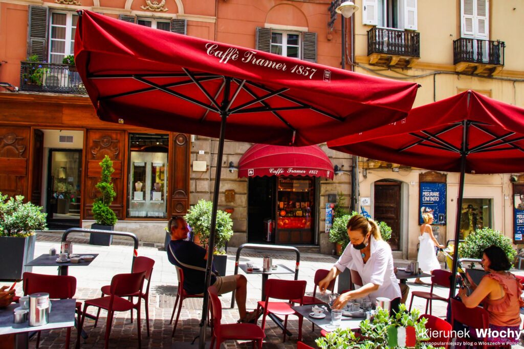 zabytkowy bar i cukiernia Caffè Tramer w historycznym centrum Cagliari na Sardynii (fot. Łukasz Ropczyński, kierunekwlochy.pl)