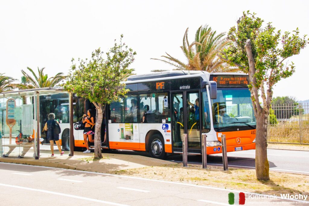 autobus komunikacji miejskiej CTM Cagliari na przystanku przy plaży Poetto (fot. Łukasz Ropczyński, kierunekwlochy.pl)