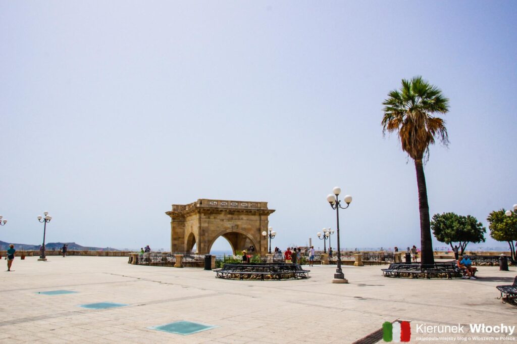 taras widokowy (Terrazza Umberto I), z którego rozpościera się panoramiczny widok na Cagliari (fot. Łukasz Ropczyński, kierunekwlochy.pl)