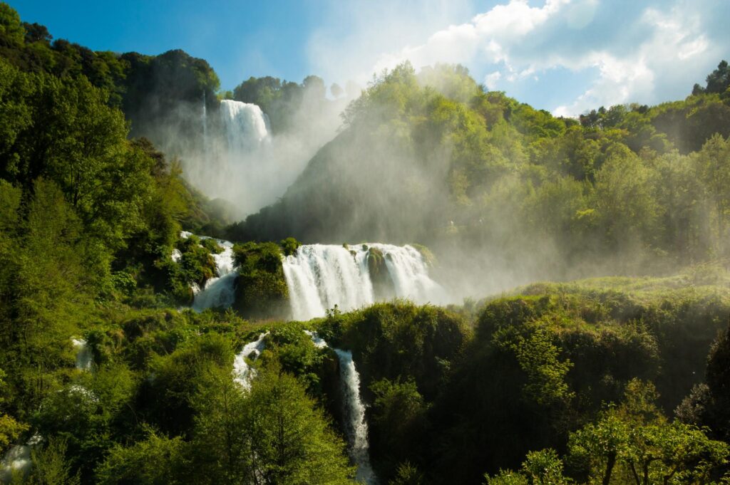 wodospad Cascata delle Marmore, który znajduje się 7 km od miasta Terni, region Umbria, Włochy