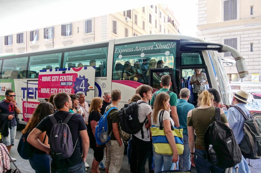 autobus Terravision wysadzający podróżnych przy dworcu Roma Termini, jak dojechać z lotniska Rzym Fiumicino do centrum miasta (fot. Sergei Sokolnikov, depositphotos.com)