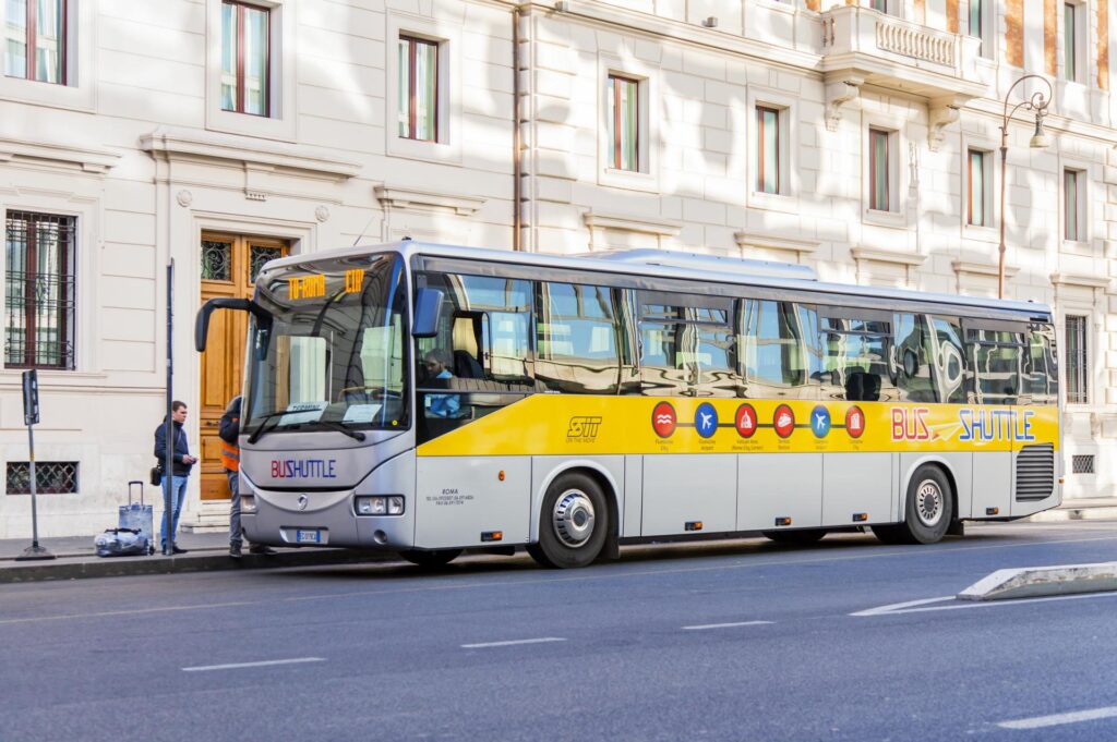 autobus SIT Bus Shuttle w drodze z lotniska Fiumicno do centrum Rzymu (na dworzec Roma Termini), zatrzymuje się także w okolicach Watykanu (fot. Елена Беляева, depositphotos.com)