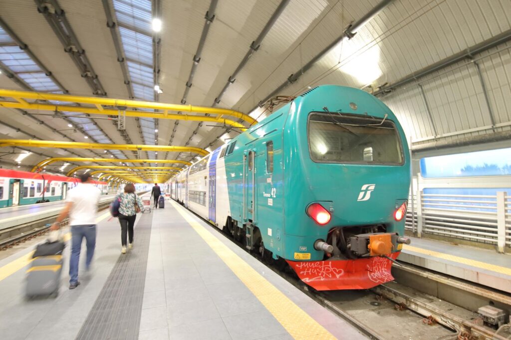 pociąg regionalny odjeżdżający ze stacji przy lotnisku Rzym Fiumicino (fot. Takatoshi Kurikawa, depositphotos.com)