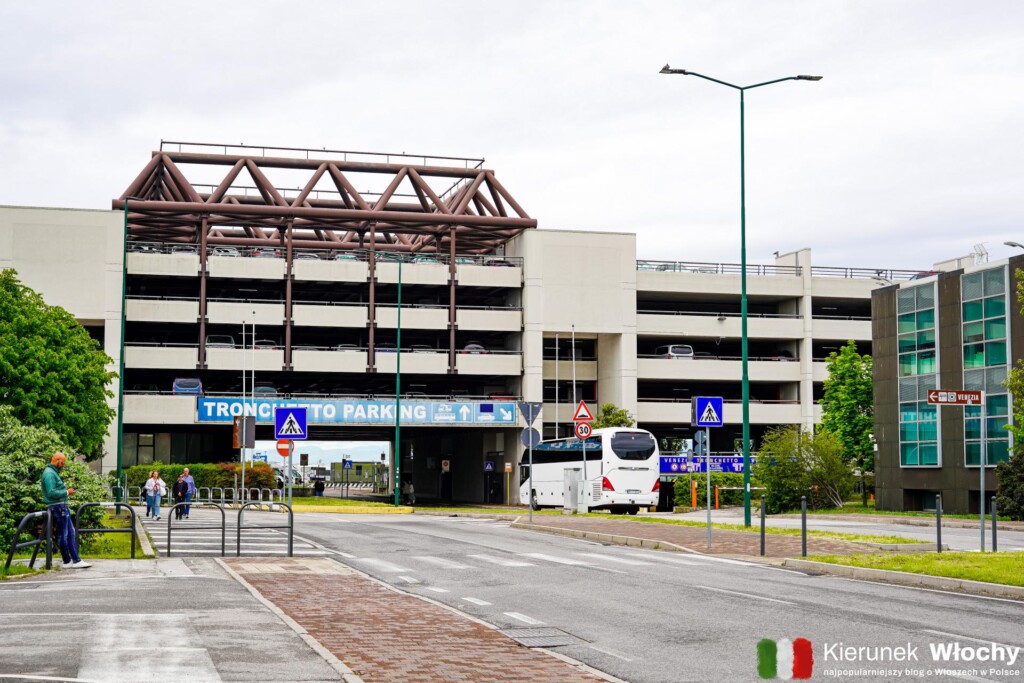 parking w Wenecji Tronchetto jest parkingiem monitorowanym i wygodnym - miejsca są stosunkowo szerokie (fot. Łukasz Ropczyński, kierunekwlochy.pl)