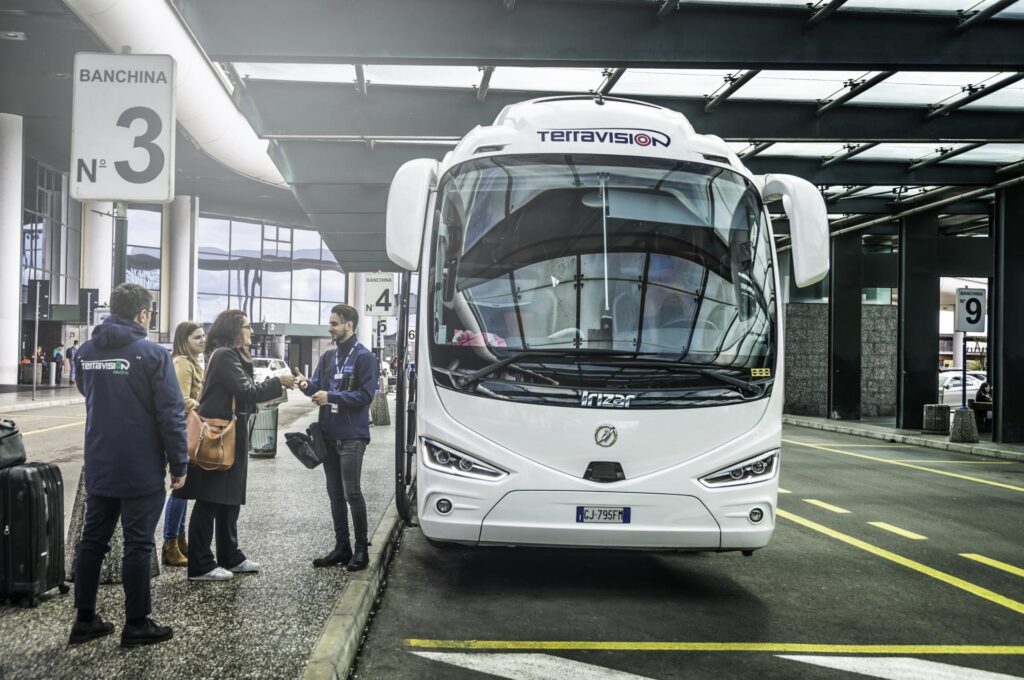 jak dojechać z lotniska Mediolan Malpensa do centrum miasta? Najtańszym sposobem jest podróż bezpośrednim autobusem Terravision, który łączy Terminale T1 i T2 lotniska Mediolan Malpensa z dworcem Milano Centrale w samym centrum miasta