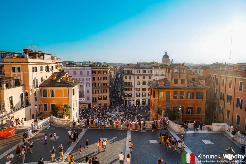 widok na Rzym z Piazza Trinità dei Monti (fot. Łukasz Ropczyński, kierunekwlochy.pl)