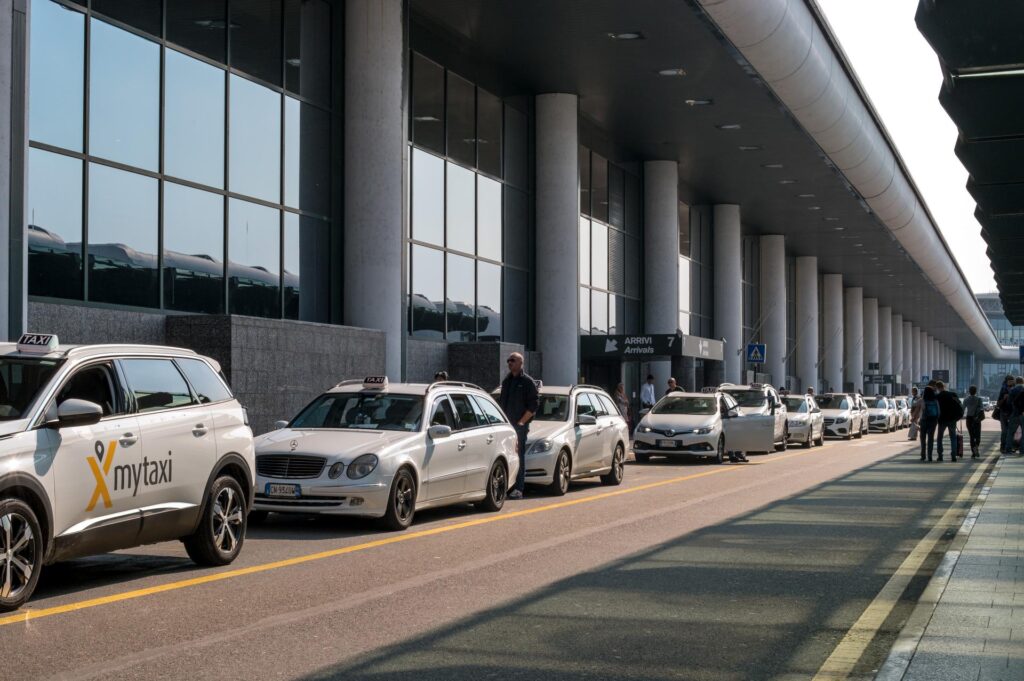 postój taksówek przed terminalem lotniska Mediolan Malpensa, jak dojechać z lotniska Mediolan Malpensa do centrum miasta (fot. Oleg Proskurin)