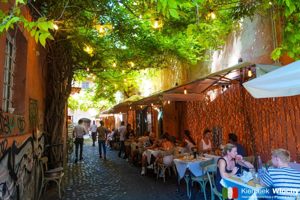 Zatybrze, malownicza uliczka Vicolo del Piede przy Ristorante La Canonica, Rzym (fot. Łukasz Ropczyński, kierunekwlochy.pl)