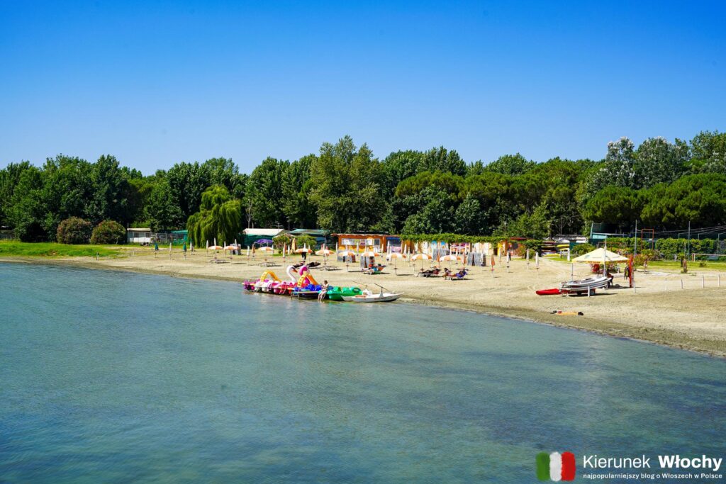 piaszczysta plaża w Tuoro del Trasimeno nad jeziorem Trazymeńskim, Umbria, Włochy (fot. Łukasz Ropczyński, kierunekwlochy.pl)