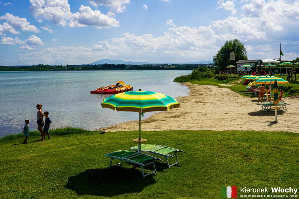 piaszczysta plaża w Castiglione del Lago, jezioro Trazymeńskie, Umbria, Włochy (fot. Łukasz Ropczyński, kierunekwlochy.pl)