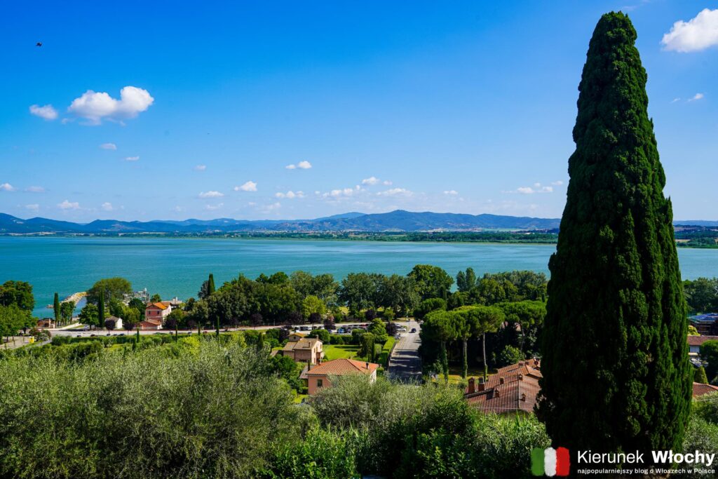 widok na jezioro Trazymeńskie z Castiglione del Lago, Umbria, Włochy (fot. Łukasz Ropczyński, kierunekwlochy.pl)