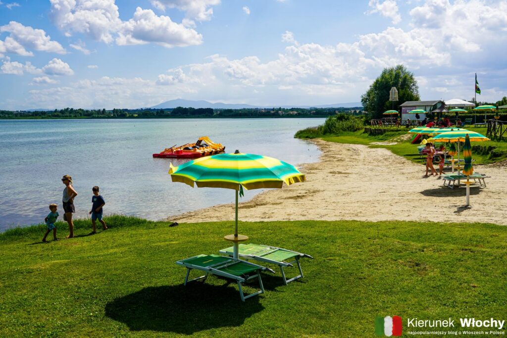 plaża przy parku miejskim w Castiglione del Lago, Jezioro Trazymeńskie, Umbria, Włochy (fot. Łukasz Ropczyński, kierunekwlochy.pl)