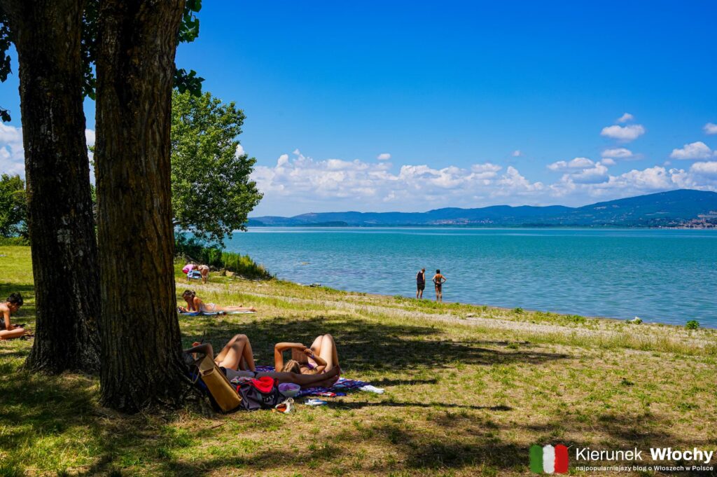 plaża w pobliżu Monte del Lago, Jezioro Trazymeńskie, Umbria, Włochy (fot. Łukasz Ropczyński, kierunekwlochy.pl)