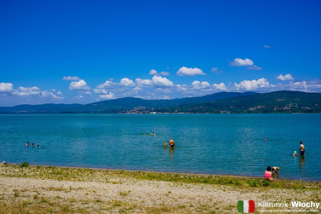 plaża w pobliżu Monte del Lago, Jezioro Trazymeńskie, Umbria, Włochy (fot. Łukasz Ropczyński, kierunekwlochy.pl)