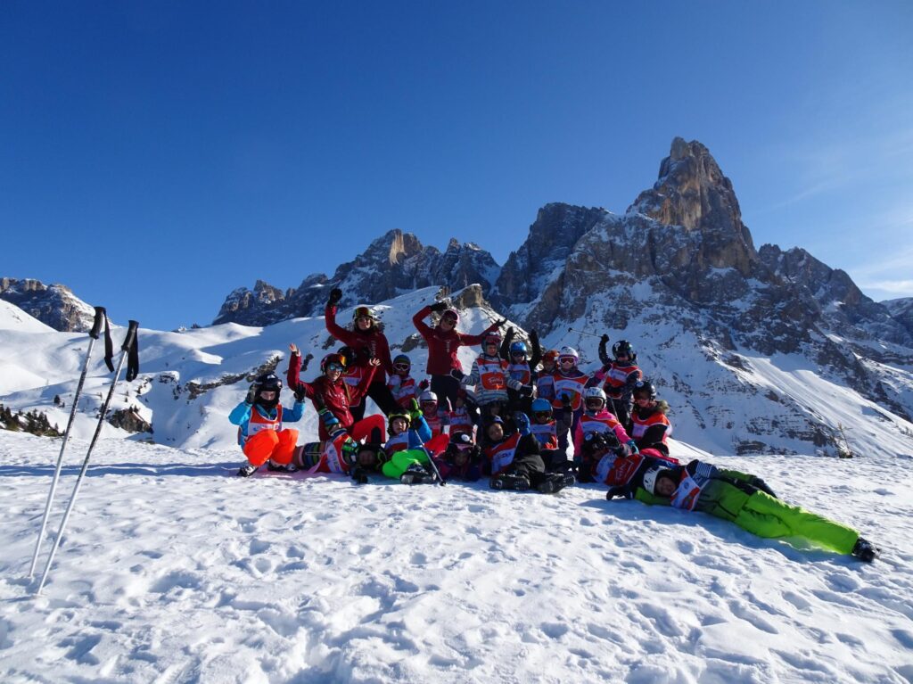 uczestnicy Family Camp na włoskim stoku (fot. Volare Travel)