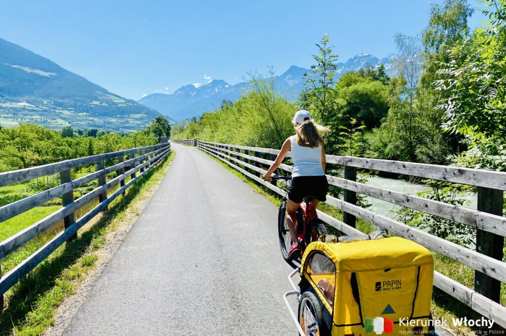 trasa rowerowa w okolicy Malles Venosta w Południowym Tyrolu, jezień we Włoszech (fot. Łukasz Ropczyński, kierunekwlochy.pl)