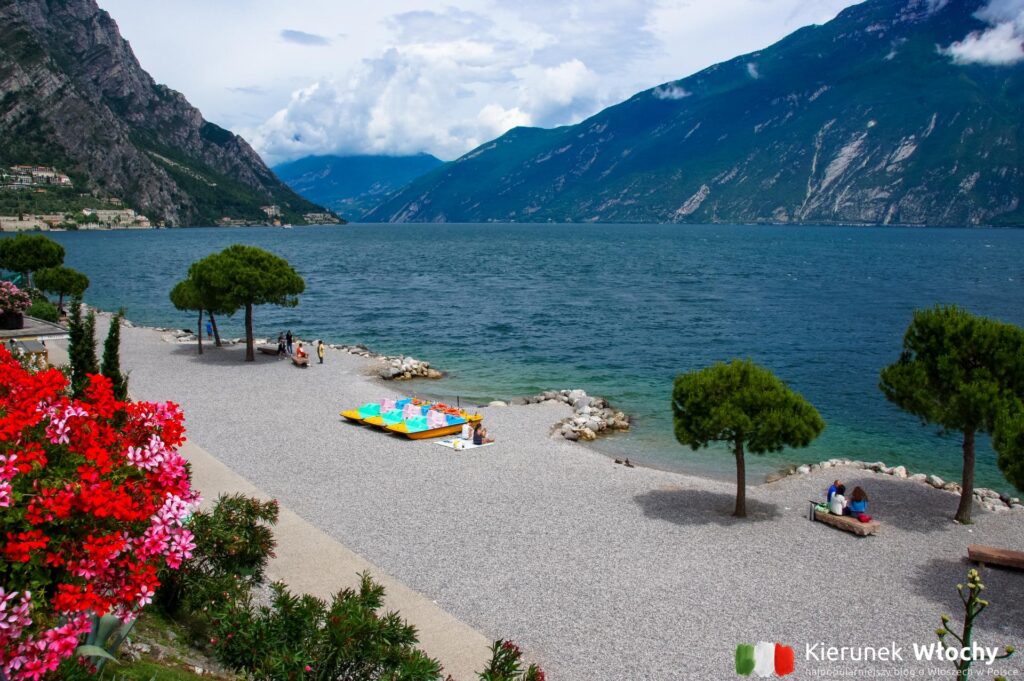 plaża w Limone sul Garda nad jeziorem Garda, Lombardia, Włochy (fot. Łukasz Ropczyński, kierunekwlochy.pl)