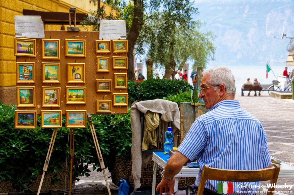 artysta sprzedający swoje obrazy w centrum Malcesine (fot. Łukasz Ropczyński, kierunekwlochy.pl)