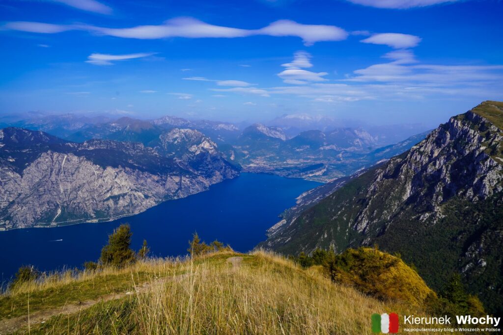 widok ze wzgórza Monte Baldo na jezioro Garda (fot. Łukasz Ropczyński, kierunekwlochy.pl)