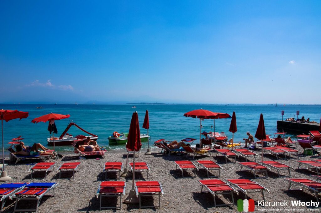 plaża w Desenzano del Garda, Lombardia, Włochy (fot. Łukasz Ropczyński, kierunekwlochy.pl)