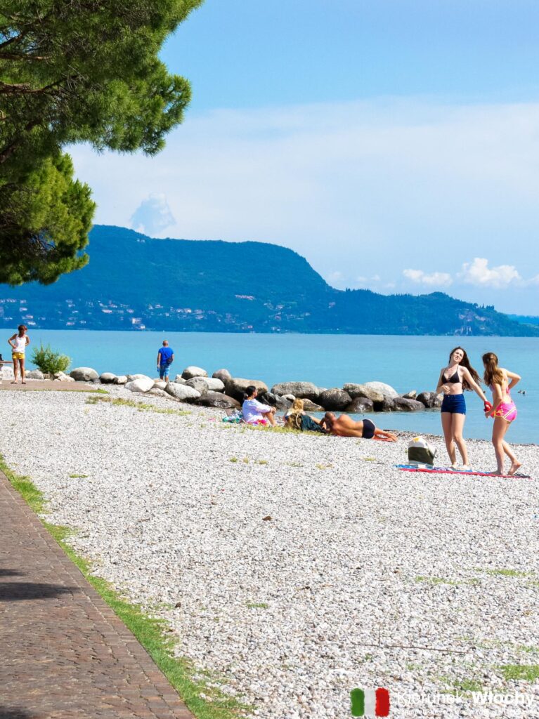 plaża w Toscolano Maderno, Lombardia, Włochy (fot. Łukasz Ropczyński, kierunekwlochy.pl)