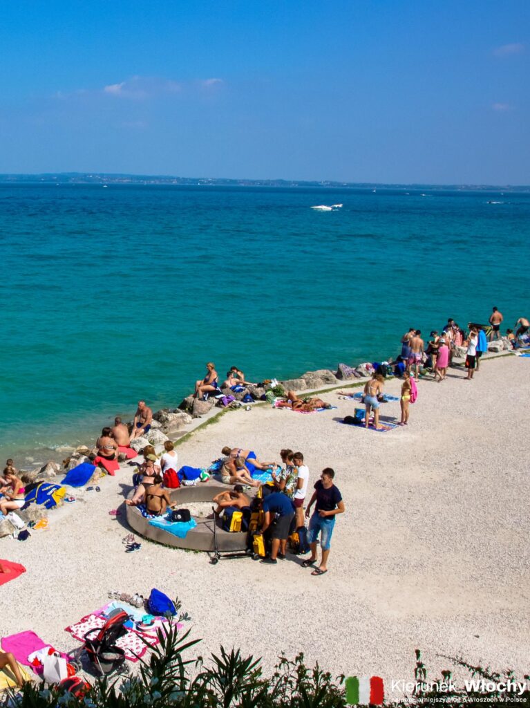 plaża w Sirmione, Lombardia, Włochy (fot. Łukasz Ropczyński, kierunekwlochy.pl)
