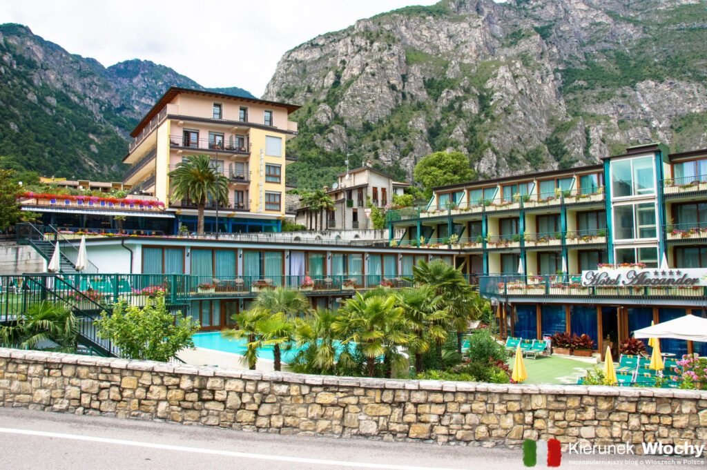 jeden z hoteli w nowej części Limone sul Garda, jezioro Garda, Włochy (fot. Łukasz Ropczyński, kierunekwlochy.pl)