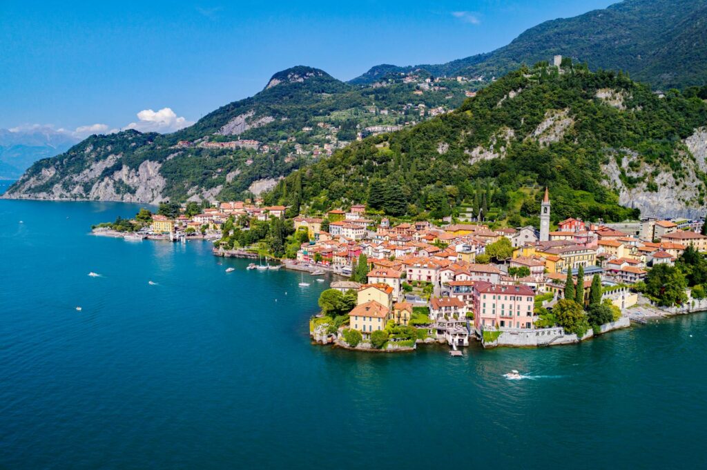 wokół jeziora Como prowadzą jedne z najbardziej malowniczych dróg we Włoszech, na zdjęciu Varenna