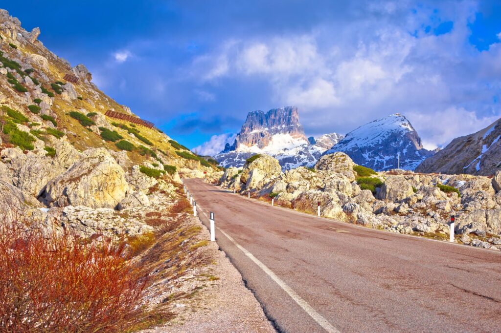 Passo Valparola to wysoko położona przełęcz w Dolomitach, malownicze trasy we Włoszech