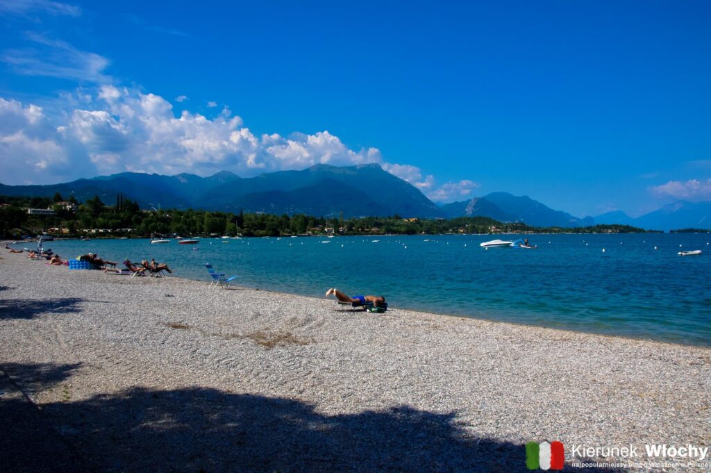 plaża w Manerba del Garda nad jeziorem Garda, Lombardia, Włochy (fot. Łukasz Ropczyński, kierunekwlochy.pl)