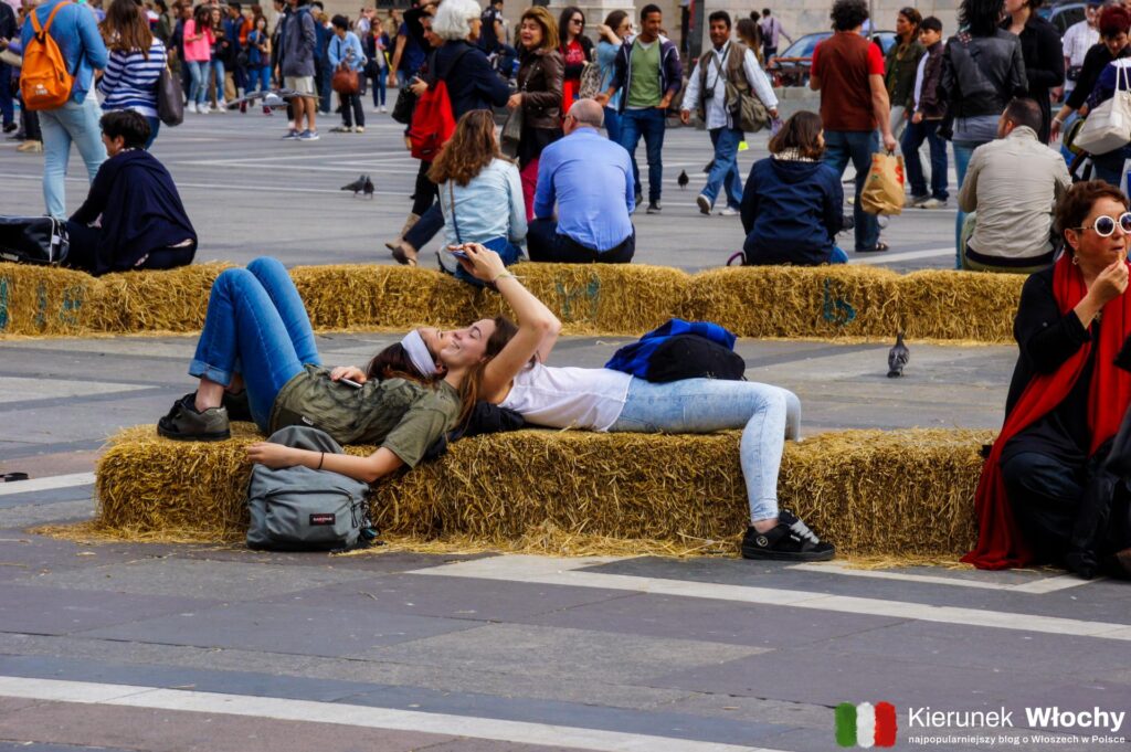 turyści na Piazza del Duomo, Mediolan, Lombardia, Włochy (fot. Łukasz Ropczyński, kierunekwlochy.pl)