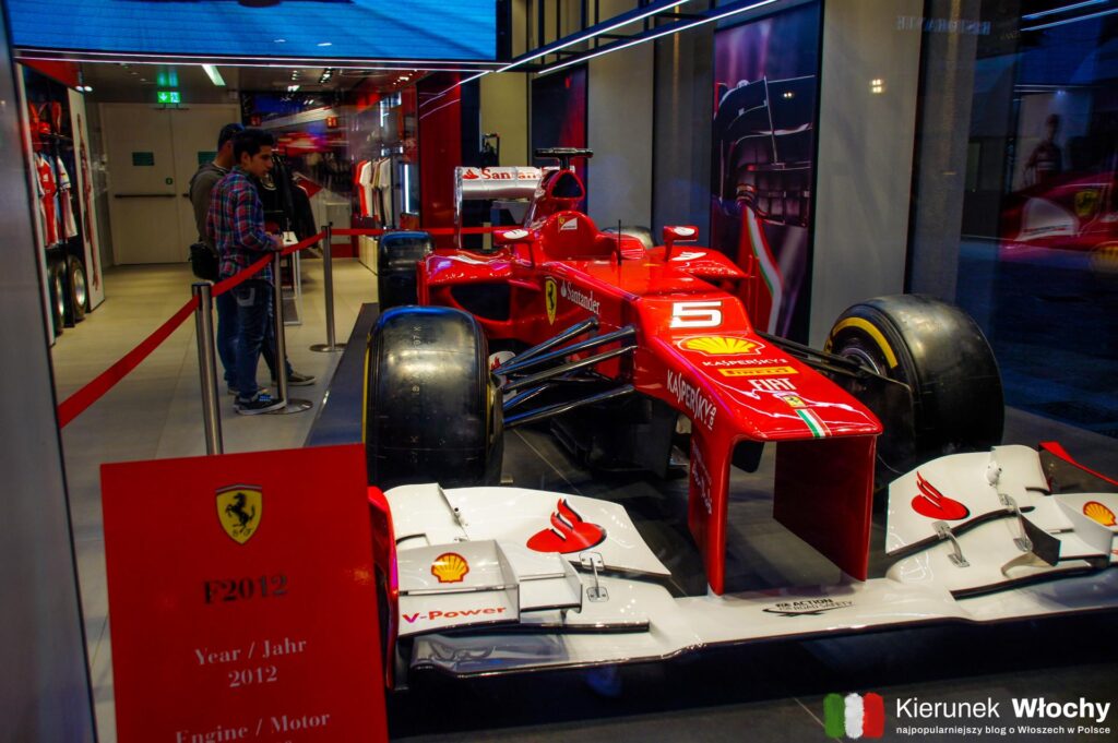 Ferrari Store Mediolan (fot. Łukasz Ropczyński, kierunekwlochy.pl)