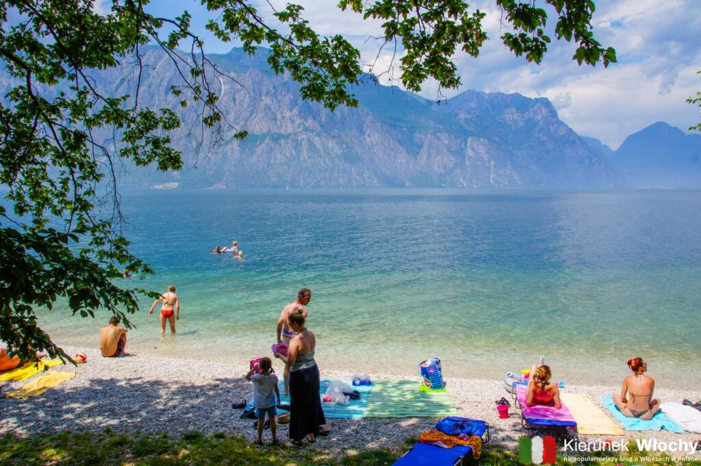 plaża w Navene jest jedną z naszych ulubionych nad jeziorem Garda (fot. Łukasz Ropczyński, kierunekwlochy.pl)